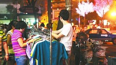 爲何專櫃3000元的衣服,在地攤上隻賣30元,服裝廠(chǎng)阿姨:有貓膩!